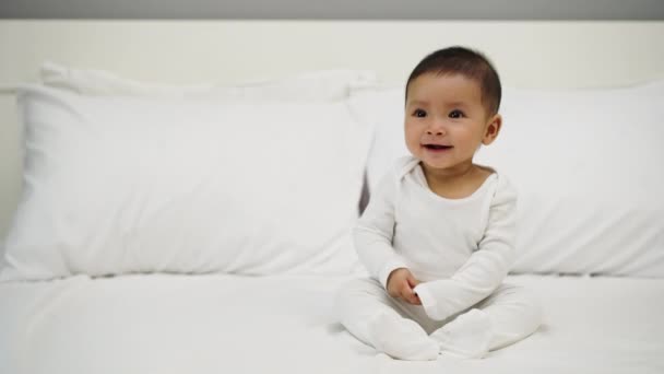 Щаслива Дитина Сидить Ліжку — стокове відео