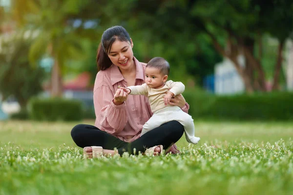 Mother Talking Playing Her Infant Baby While Sitting Grass Field — Stock Photo, Image