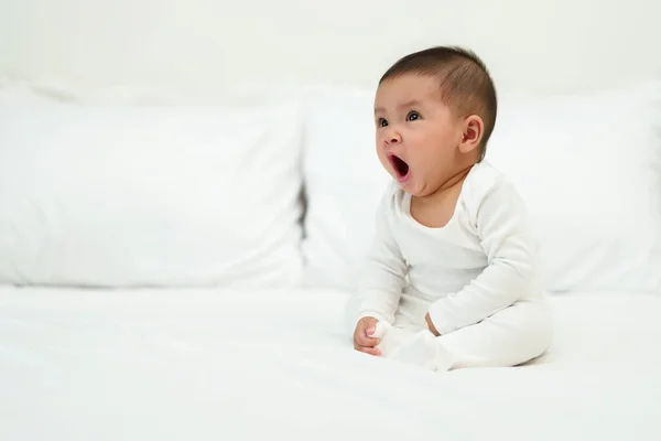 Baby Baby Zitten Gapen Een Bed — Stockfoto