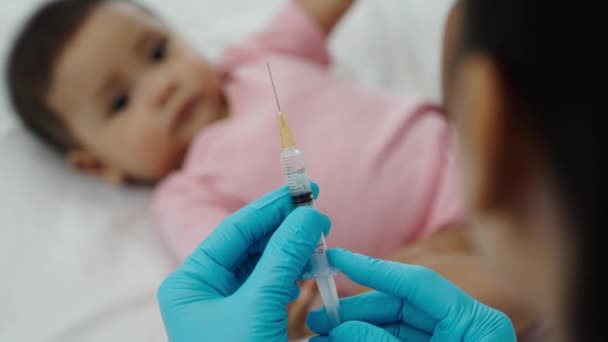 Médico Que Sostiene Jeringa Prepara Vacuna Que Inyección Bebé — Vídeo de stock