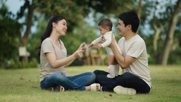 Familia Feliz Sentado Una Hierba Parque Padre Madre Hablando Jugando — Vídeos de Stock