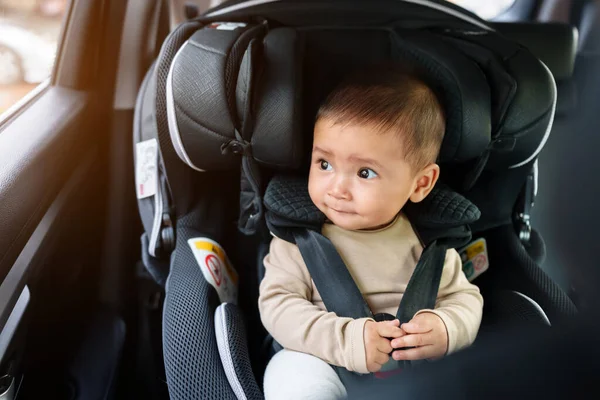 Bebê Bebê Feliz Sentado Assento Carro Olhando Para Fora Janela — Fotografia de Stock