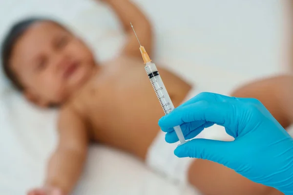 Fecskendőt Tartó Orvos Síró Csecsemőnek Injekciót Beadó Vakcina Előkészítése Stock Kép