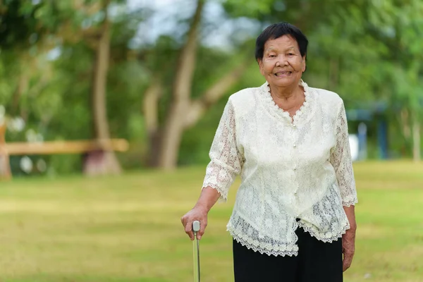 Wanita Senior Yang Bahagia Dengan Tongkat Berjalan Lapangan Rumput Taman Stok Gambar
