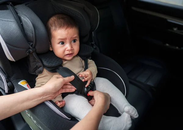 Mãe Está Apertando Cinto Segurança Para Chorar Bebê Bebê Assento — Fotografia de Stock