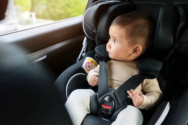Bébé Heureux Assis Dans Siège Auto Regardant Par Fenêtre Chaise Images De Stock Libres De Droits
