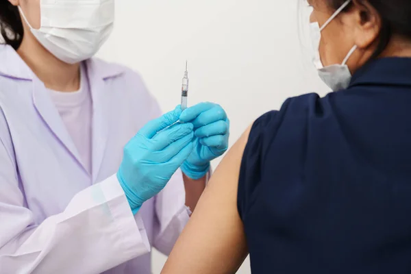 Médico Luvas Segurando Seringa Fazendo Injeção Paciente Máscara Médica Vacina Fotos De Bancos De Imagens