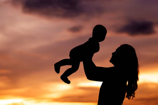 Silhouette Mother Holding Lifting Her Infant Baby Sunset — Stock Photo, Image