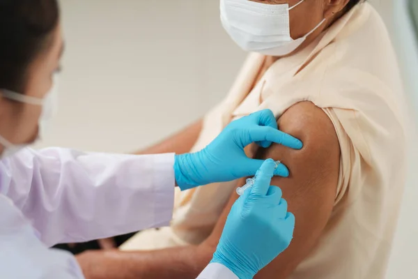 Läkare Ger Injektionen Covid Eller Coronavirus Vaccin Till Äldre Patienter — Stockfoto