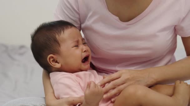 Matka Trzyma Pociesza Swoje Płaczące Niemowlę — Wideo stockowe