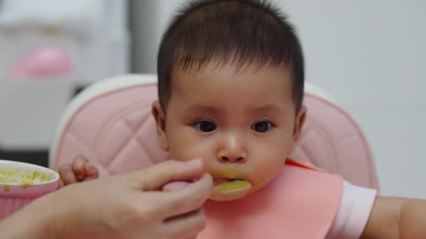 Matka Karmiąc Dziecko Jedzeniem Łyżeczką Domu — Wideo stockowe