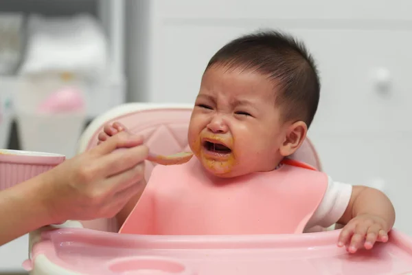 Mère Donner Nourriture Son Bébé Pleurant Avec Une Cuillère Refuser — Photo