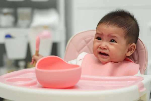 赤ん坊の泣き声をスプーンで家で食べる — ストック写真