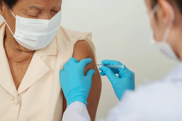 Læge Foretage Injektion Covid Eller Coronavirus Vaccine Til Senior Patient - Stock-foto