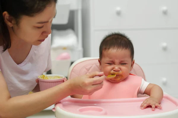Anne Ağlayan Bebeğine Kaşıkla Yemek Yediriyor Yemeyi Reddediyor — Stok fotoğraf