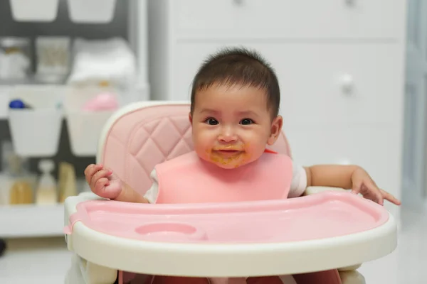 幸せな赤ちゃんは家の食卓に座っています 食べる時間 — ストック写真