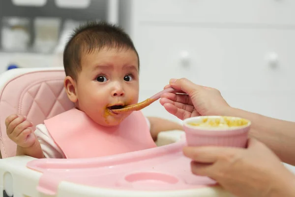 Mère Donner Nourriture Son Bébé Manger Avec Une Cuillère Maison — Photo