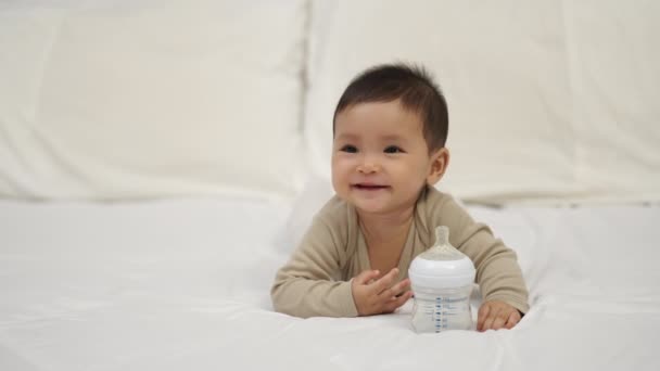 Happy Baby Water Bottle Bed — Vídeo de Stock