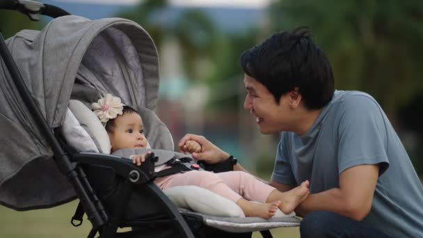 Glad Far Pratar Och Leker Med Sitt Spädbarn Barnvagnen Medan — Stockvideo