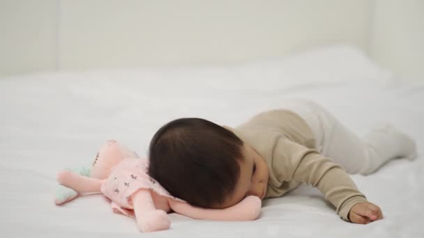 Niemowlę Bawiące Się Lalką Łóżku — Wideo stockowe