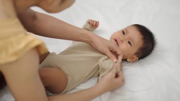 Mère Avec Son Bébé Pendant Changement Vêtements — Video