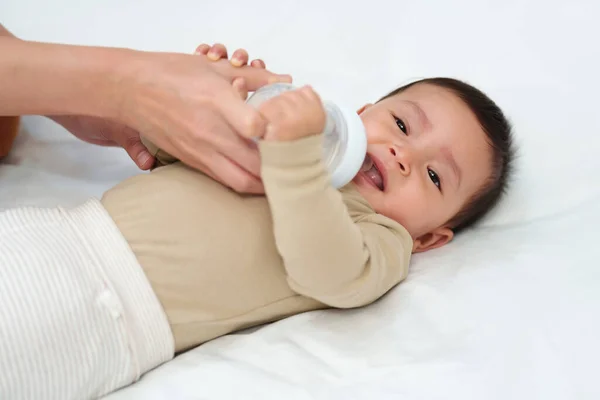 Mutter Gibt Baby Das Wasser Flasche Auf Dem Bett — Stockfoto