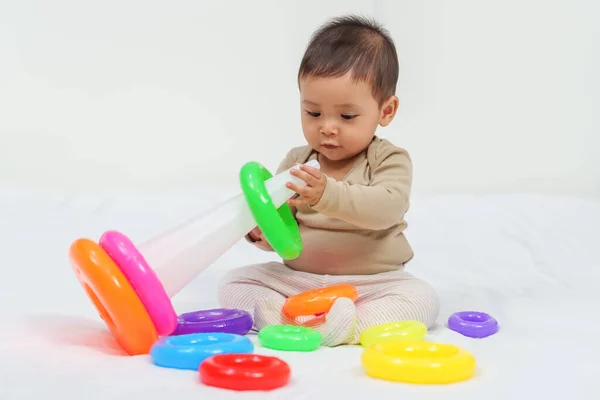 Bebê Infantil Jogando Brinquedo Pirâmide Com Anéis Coloridos Uma Cama — Fotografia de Stock