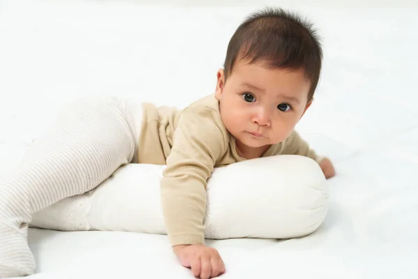 Baby Baby Met Bolster Kussen Een Bed — Stockfoto