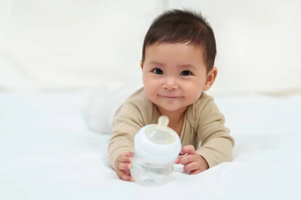 Ребенок Пьет Воду Бутылки Кровати — стоковое фото