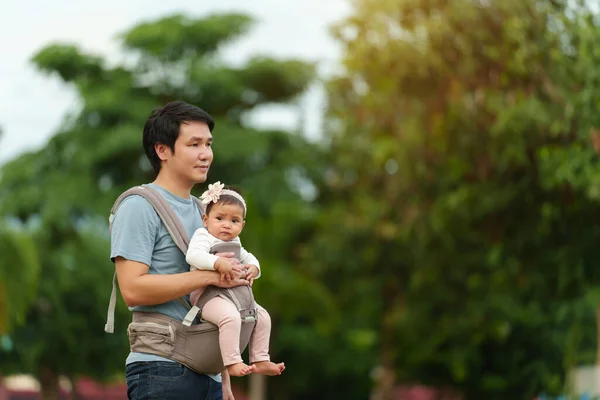 공원에서 캐리어에 아기와 아버지 — 스톡 사진