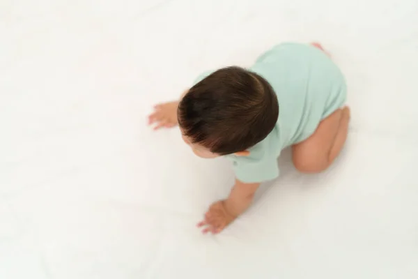 赤ん坊の遊び場の中の床でクロールする幼児 — ストック写真