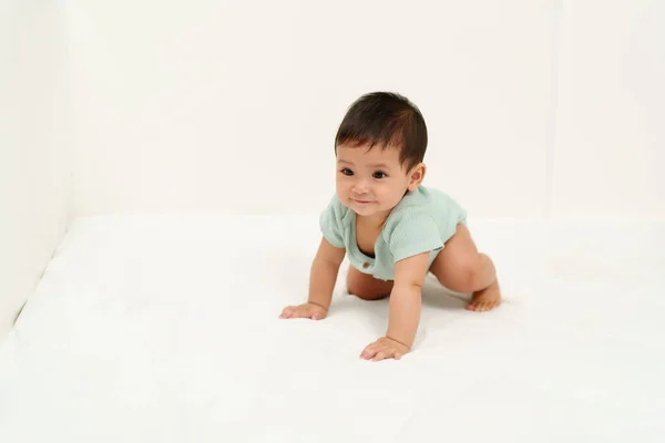 Glückliches Baby Das Auf Dem Boden Einem Laufstall Krabbelt Stockfoto