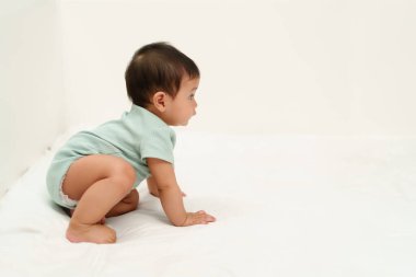 Bebek oyun parkında yerde sürünen bir bebek.