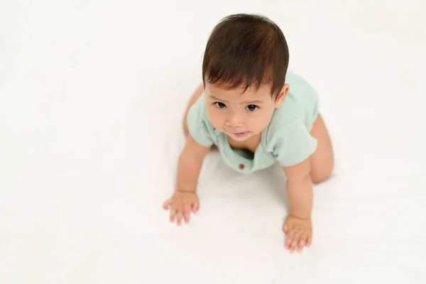 Gelukkig Zuigeling Kruipen Vloer Een Baby Playpen — Stockfoto