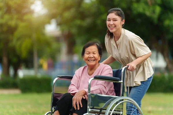 Glückliche Junge Enkelin Mit Seniorin Rollstuhl Park — Stockfoto