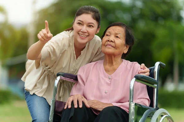 Szczęśliwa Młoda Wnuczka Rozmawia Starszą Kobietą Wózku Inwalidzkim Parku — Zdjęcie stockowe