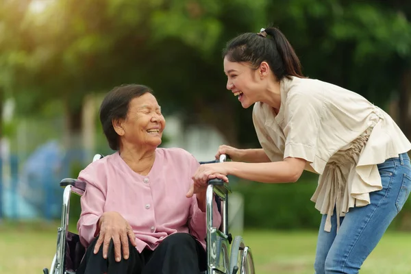Счастливая Внучка Разговаривает Старшей Женщиной Инвалидной Коляске Парке — стоковое фото