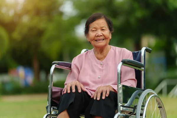 Счастливая Пожилая Женщина Сидящая Инвалидной Коляске Парке — стоковое фото