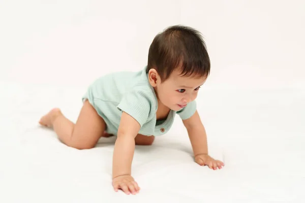 快乐的婴儿爬在婴儿床里的地板上 — 图库照片