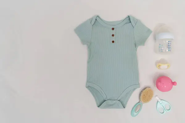 Uppsättning Babykläder Och Tillbehör Vit Säng — Stockfoto