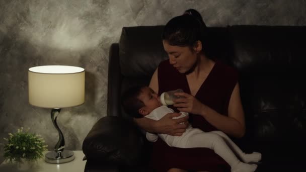 Szczęśliwa Matka Karmiąca Niemowlę Butelką Mleka Kanapie Salonie Nocy — Wideo stockowe