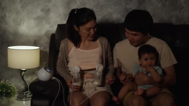 Gelukkig Vader Moeder Met Behulp Van Borstpomp Machine Pompen Melk — Stockvideo