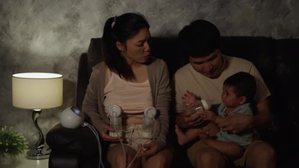 Стресс Отец Мать Пытаются Кормить Бутылку Молока Плачущего Младенца Время — стоковое видео