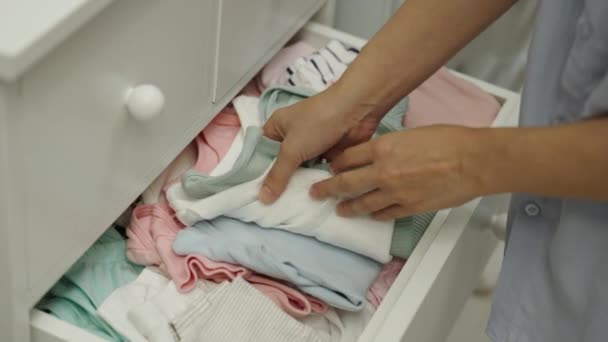 Ręka Matki Biorąc Ubrania Dla Niemowląt Otwartej Szafki Szuflady — Wideo stockowe
