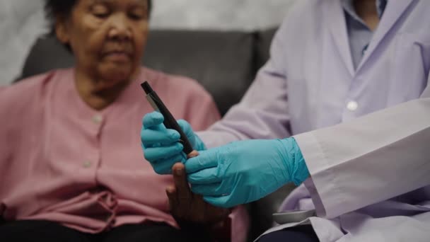 여성의 수준을 글루코미터를 사용하여 의사를 닫습니다 당뇨병 — 비디오