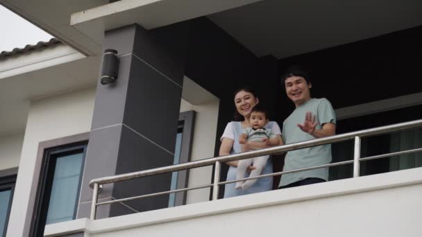 Keluarga Bahagia Ayah Ibu Dan Bayi Menyapa Tetangga Balkon Rumah — Stok Video