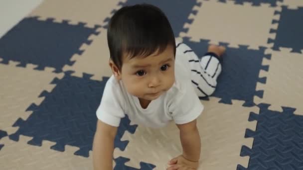 Säugling Krabbelt Auf Spielmatte Oder Puzzleboden — Stockvideo