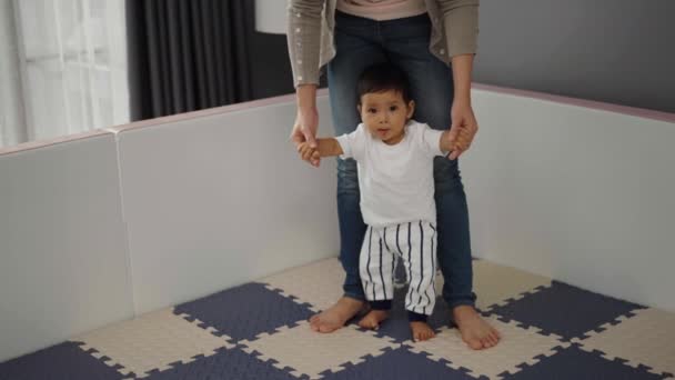 赤ちゃんは床に母親と立つことを学びます — ストック動画