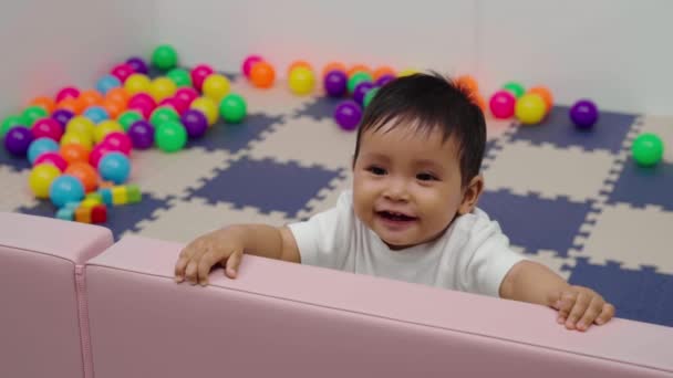 Glückliches Säugling Baby Steht Einem Zaun Von Laufstall — Stockvideo