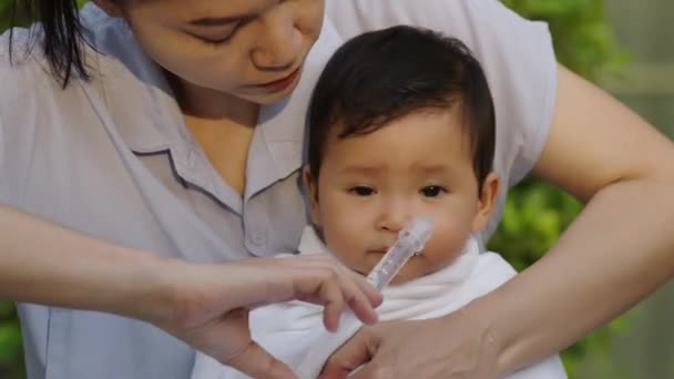 Ibu Membuat Pencucian Hidung Untuk Bayinya Dengan Jarum Suntik Dan — Stok Video